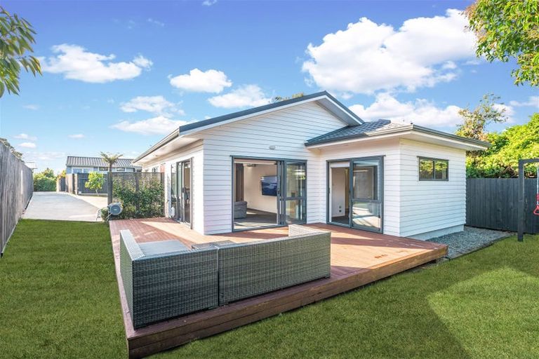 Photo of property in 33a Gill Avenue, Te Atatu Peninsula, Auckland, 0610
