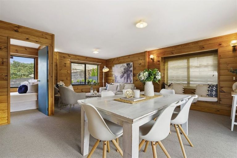 Photo of property in 2/11 Sunhaven Avenue, Glenfield, Auckland, 0629