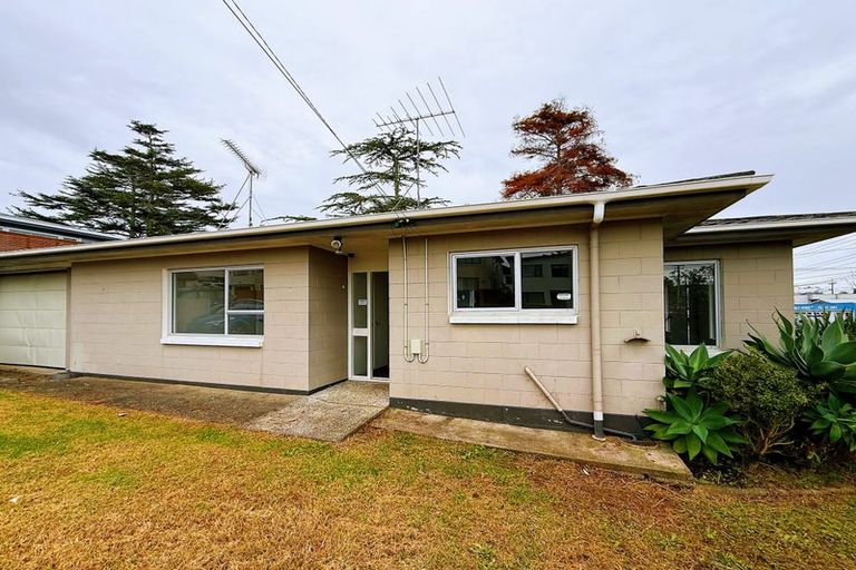Photo of property in 2/1 Raeben Avenue, Hillcrest, Auckland, 0627