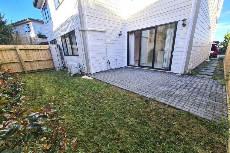 Photo of property in 17 Cassandra Grove, Totara Vale, Auckland, 0629