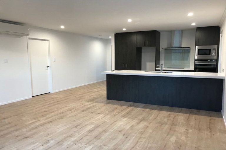 Photo of property in 19 Papa Orchard Drive, Kumeu, 0810