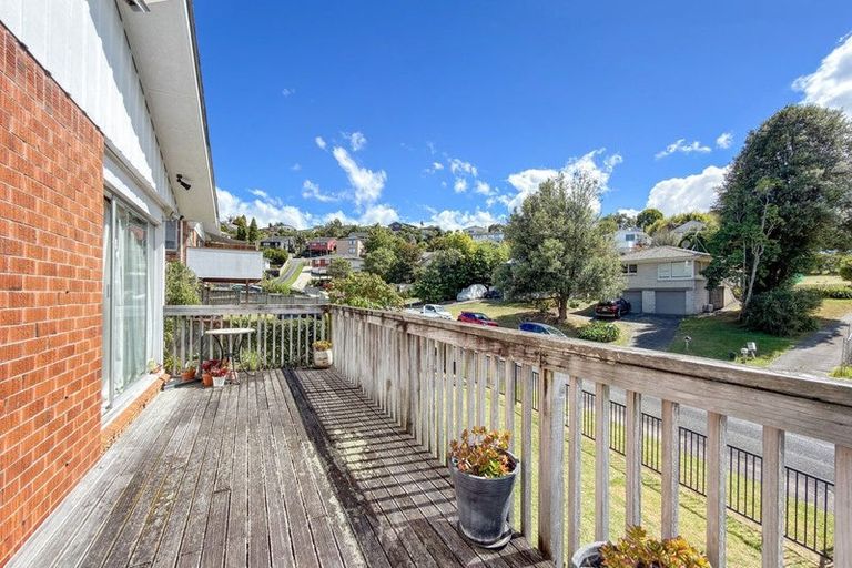 Photo of property in 17 Sovereign Place, Glenfield, Auckland, 0629