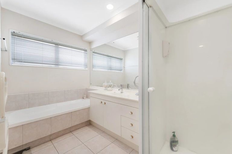 Photo of property in 198 Botany Road, Botany Downs, Auckland, 2010