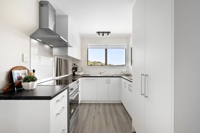 Photo of property in 5 Sasanqua Way, Crofton Downs, Wellington, 6035