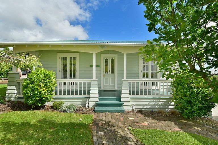 Photo of property in 2 St James Avenue, Helensville, 0800
