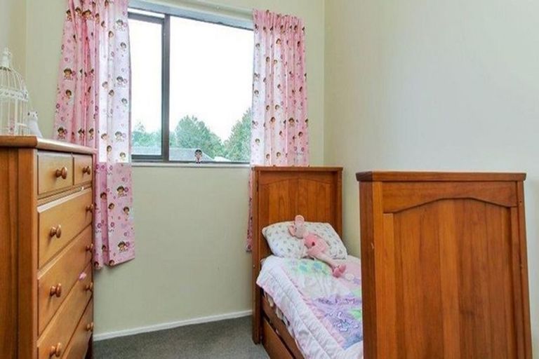 Photo of property in 16 Sylvan Crescent, Te Atatu South, Auckland, 0610