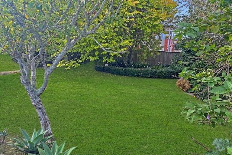 Photo of property in 18 Bridge View Road, Birkenhead, Auckland, 0626