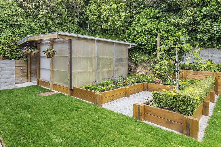 Photo of property in 58 Nicholson Road, Khandallah, Wellington, 6035