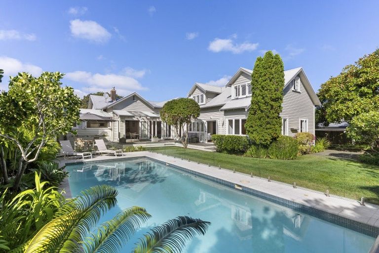 Photo of property in 42 Norwood Road, Bayswater, Auckland, 0622