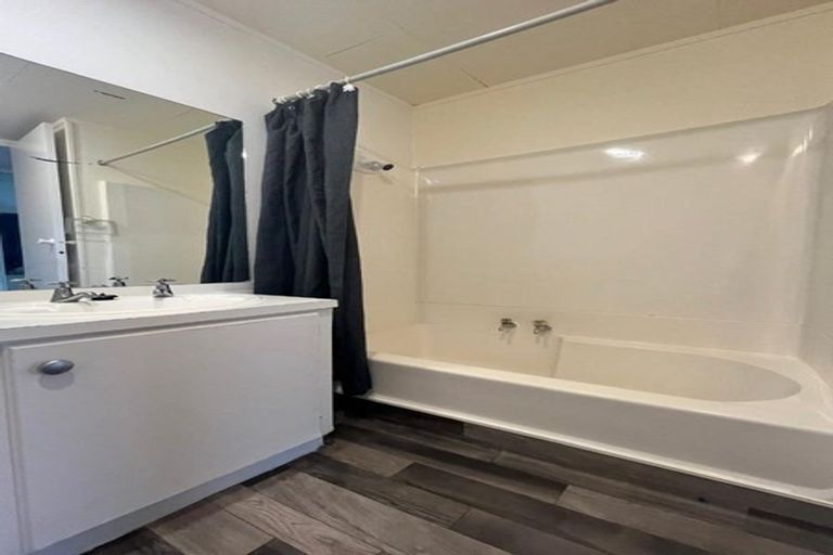 Photo of property in 4 Citril Place, Red Hill, Papakura, 2110