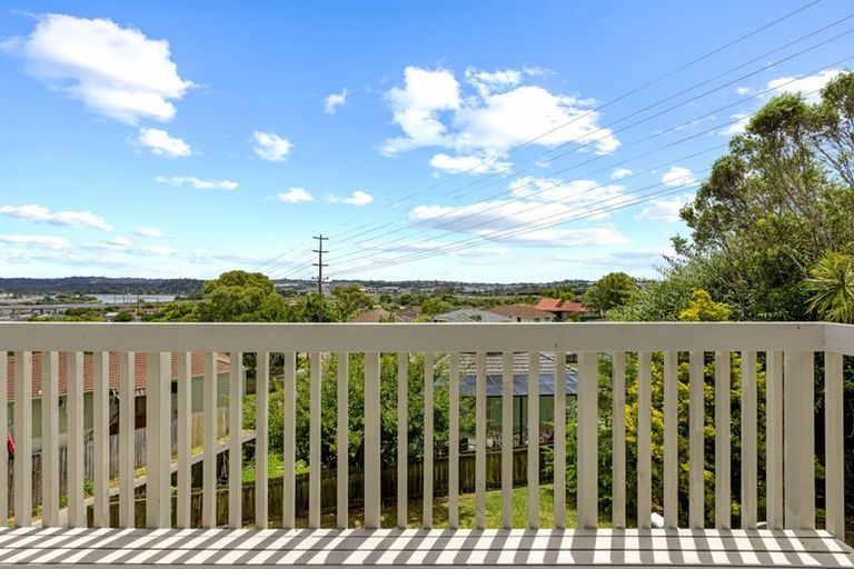 Photo of property in 1/23 Santiago Crescent, Unsworth Heights, Auckland, 0632