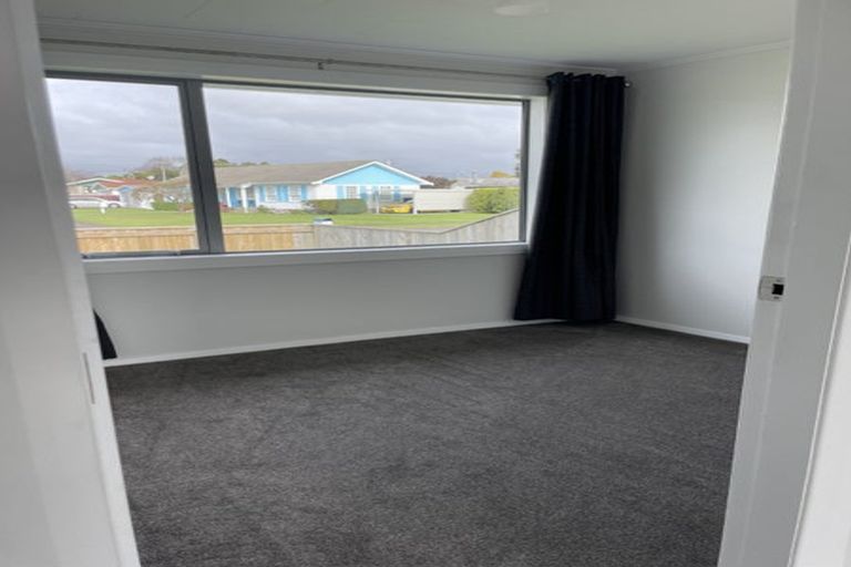 Photo of property in 102 Ryder Crescent, Levin, 5510
