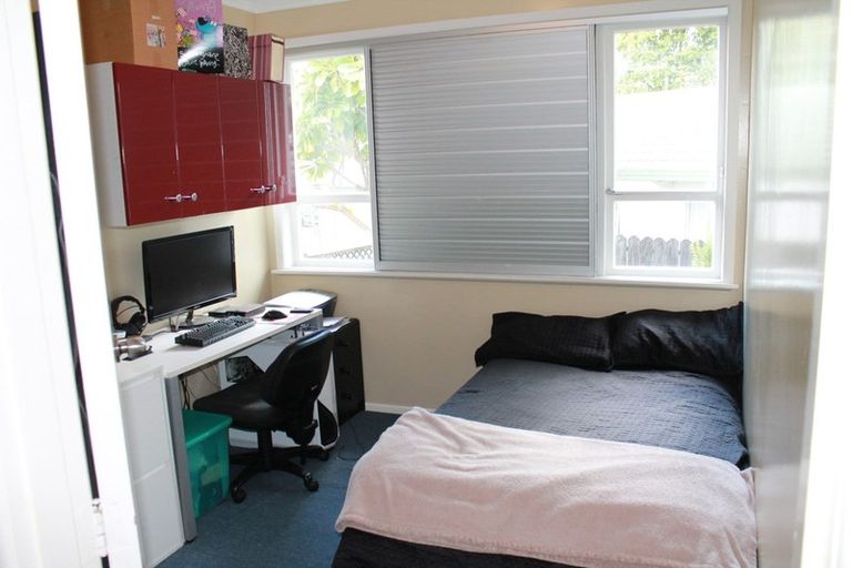 Photo of property in 43 Royal View Road, Te Atatu South, Auckland, 0610