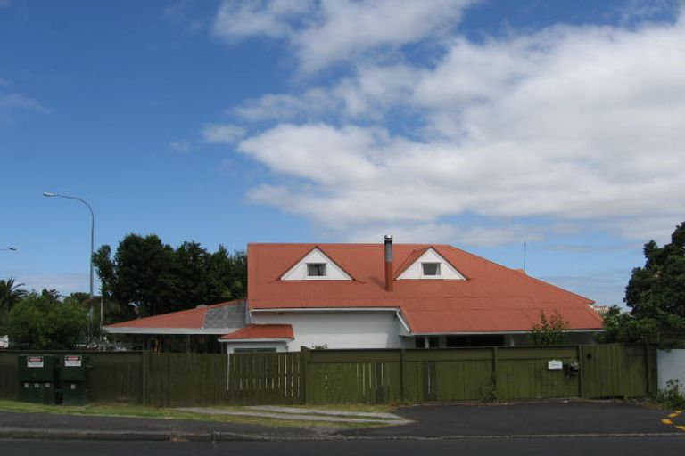 Photo of property in 1/158 Glenfield Road, Birkenhead, Auckland, 0626