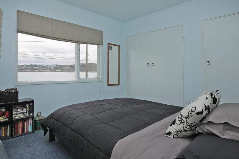 Photo of property in 2/330 Queens Drive, Lyall Bay, Wellington, 6022