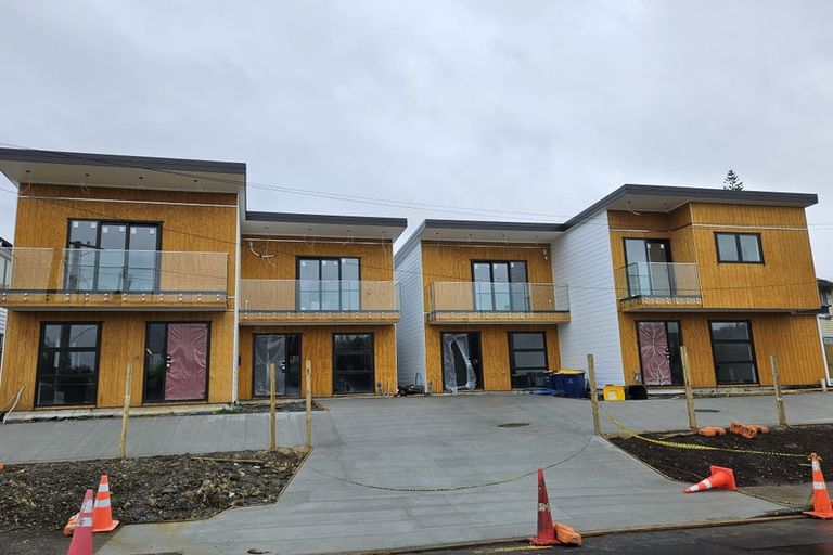 Photo of property in 4/13 Sarona Avenue, Glen Eden, Auckland, 0602