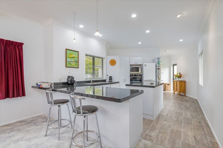 Photo of property in 10 Tui Glen Drive, Levin, 5571