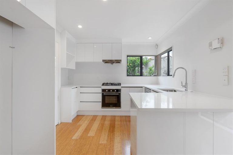 Photo of property in 1 Bougainvillaea Terrace, Goodwood Heights, Auckland, 2105