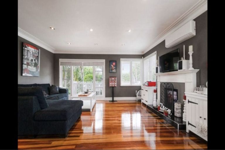 Photo of property in 94 Colwill Road, Massey, Auckland, 0614