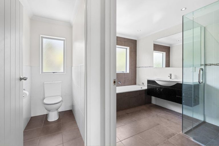 Photo of property in 31 Harrowglen Drive, Northcross, Auckland, 0632