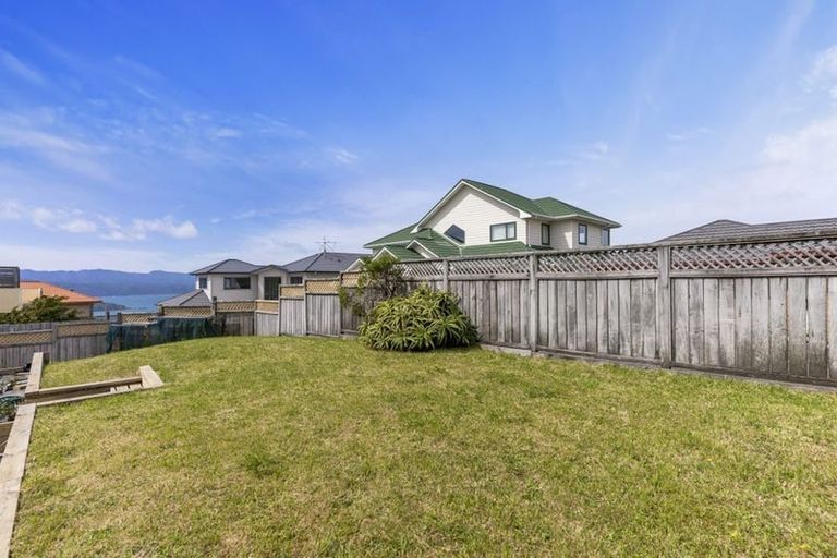 Photo of property in 10 Bennett Grove, Newlands, Wellington, 6037