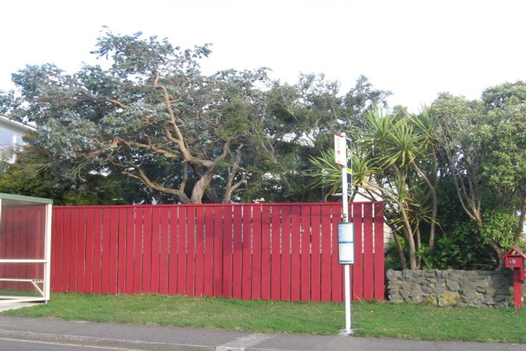 Photo of property in 10 Somes Crescent, Newlands, Wellington, 6037