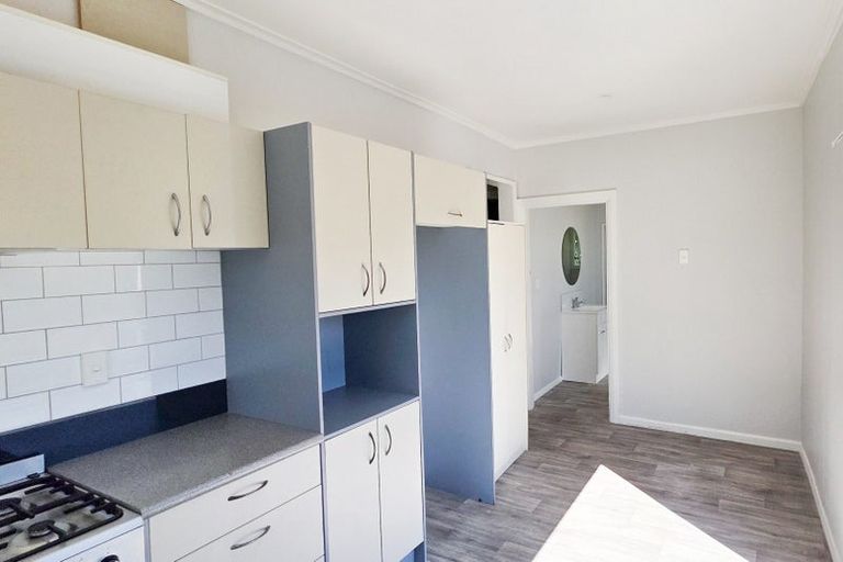 Photo of property in 11 Glanmire Road, Newlands, Wellington, 6037