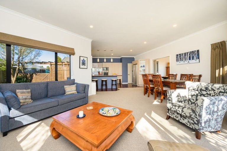 Photo of property in 48 Johnstone Drive, Fitzherbert, Palmerston North, 4410