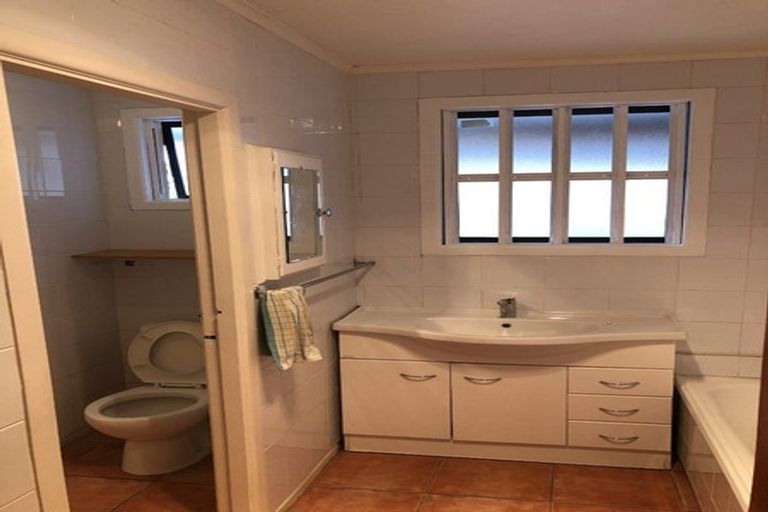 Photo of property in 215 Birkdale Road, Birkdale, Auckland, 0626