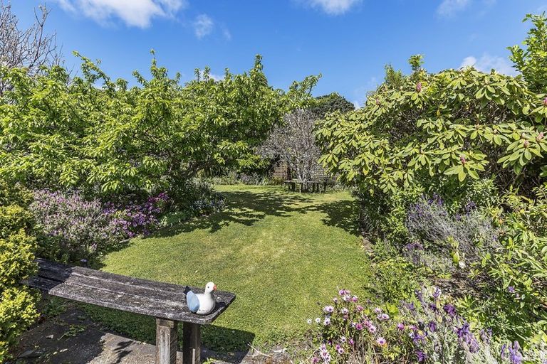 Photo of property in 25 Tai Paku Paku Road, Karaka Bays, Wellington, 6022