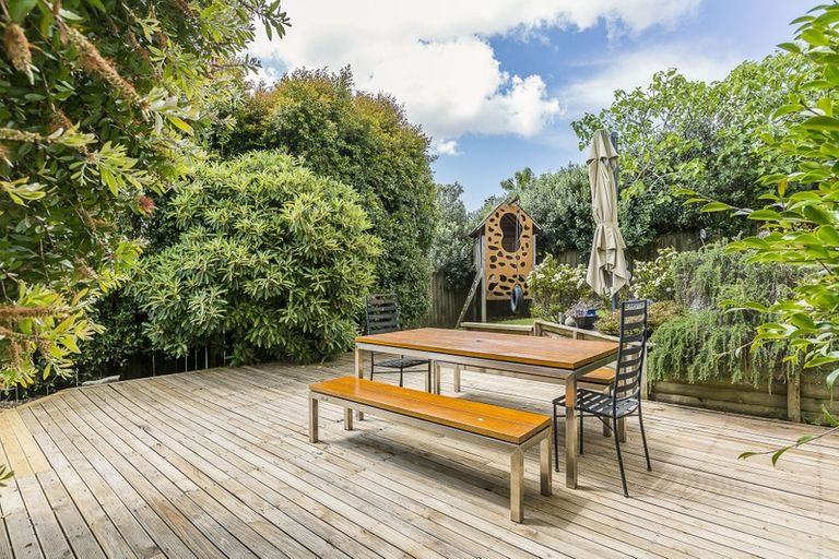 Photo of property in 89 Seaview Road, Glenfield, Auckland, 0629