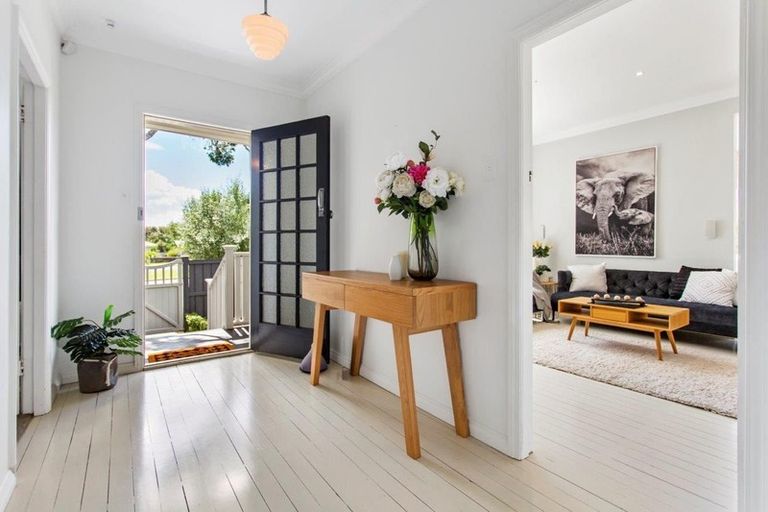 Photo of property in 36 Matapouri Road, Mangere Bridge, Auckland, 2022