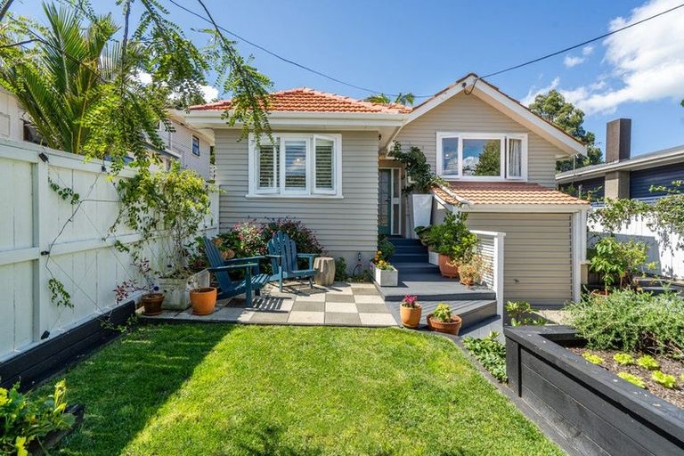 Photo of property in 2/39 Hillcrest Avenue, Hillcrest, Auckland, 0627