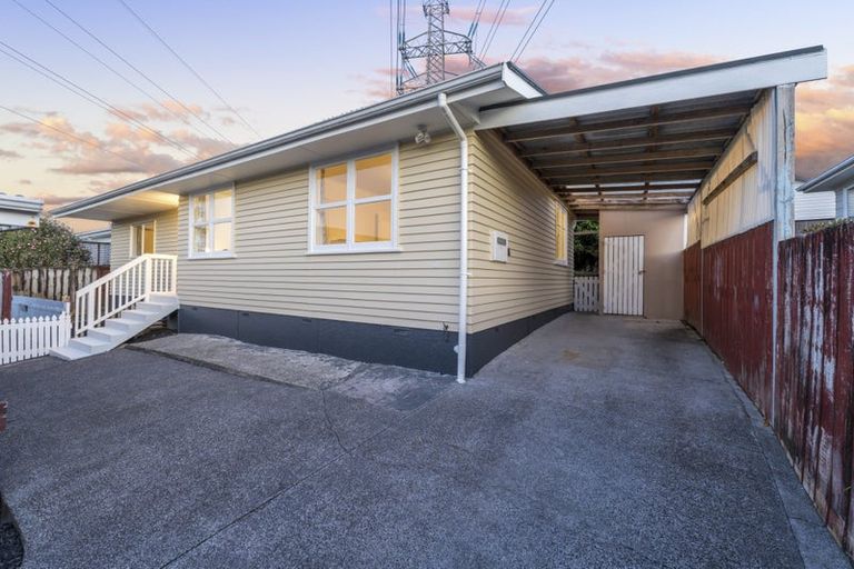 Photo of property in 21 Arlette Place, Massey, Auckland, 0614