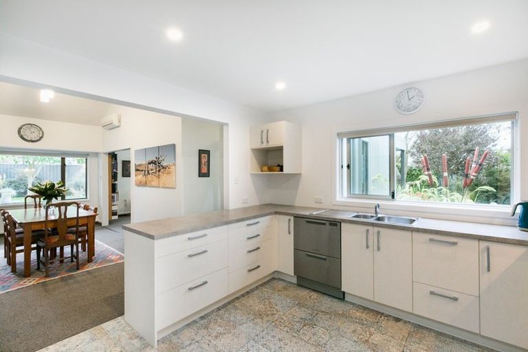 Photo of property in 2 Matthews Place, Taradale, Napier, 4112