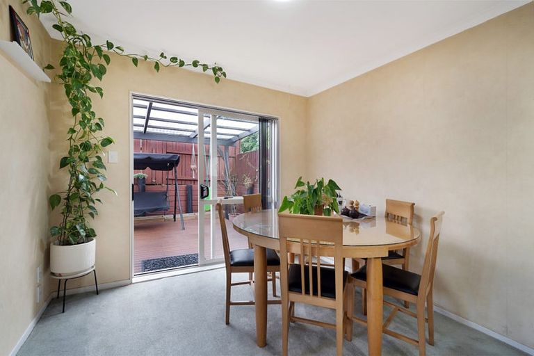 Photo of property in 10 Dainton Place, New Lynn, Auckland, 0600