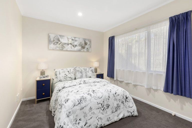 Photo of property in 49a Lyndfield Lane, Newlands, Wellington, 6037