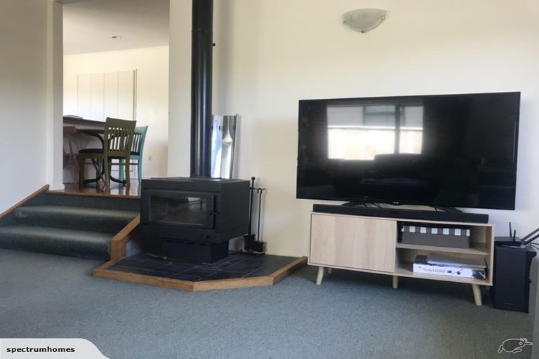 Photo of property in 25 Stewart Drive, Newlands, Wellington, 6037