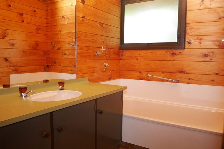 Photo of property in 1a Karaka Grove, Waikanae, 5036