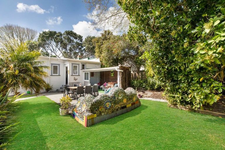 Photo of property in 6 Racecourse Road, Waiuku, 2123