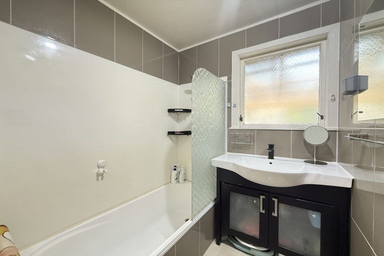 Photo of property in 31 Spinella Drive, Bayview, Auckland, 0629