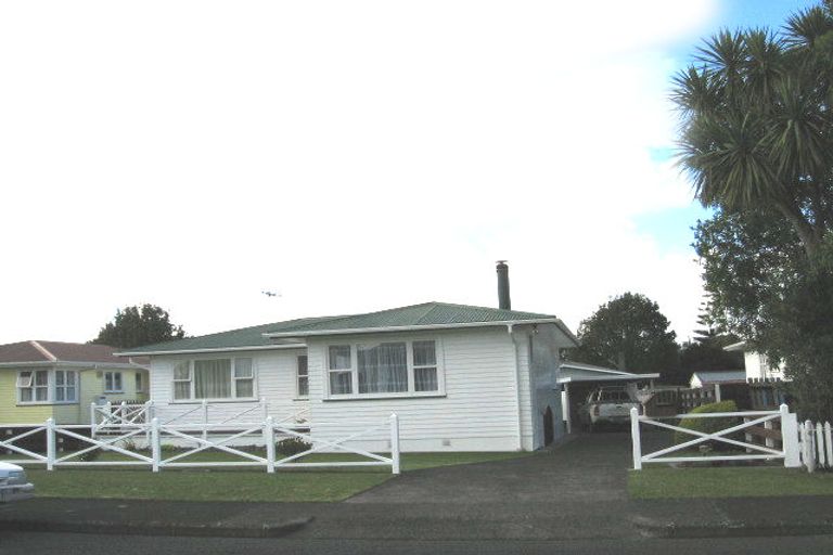 Photo of property in 11 Montmere Avenue, Te Atatu Peninsula, Auckland, 0610