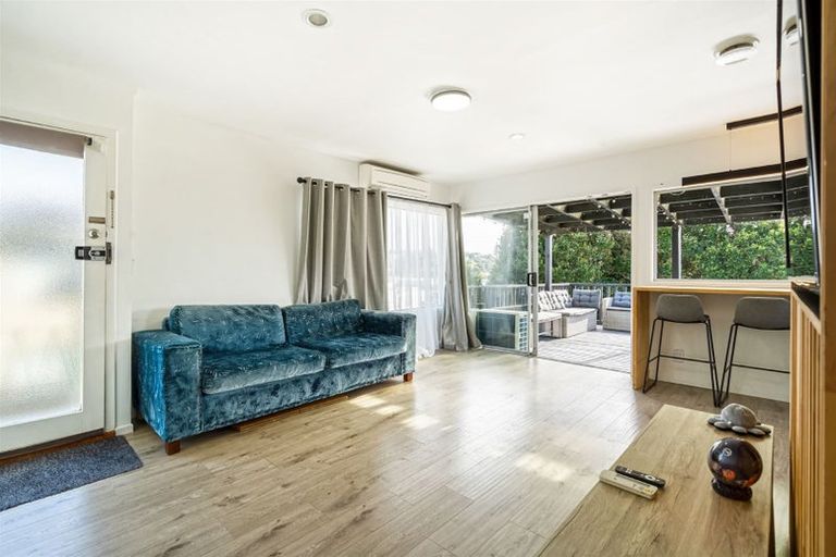 Photo of property in 2/20 Celeste Place, Totara Vale, Auckland, 0627