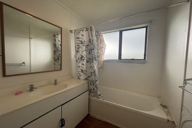 Photo of property in 10 Magdalen Place, West Harbour, Auckland, 0618
