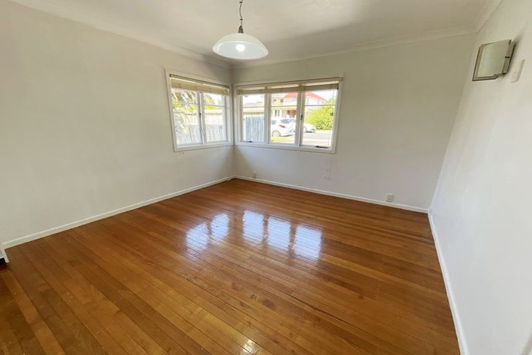 Photo of property in 4 Paton Avenue, Te Atatu South, Auckland, 0610
