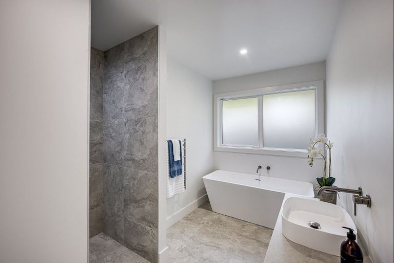 Photo of property in 37 Arataki Road, Havelock North, 4130