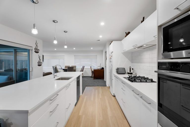 Photo of property in 2 Rayner Way, Glen Avon, New Plymouth, 4312