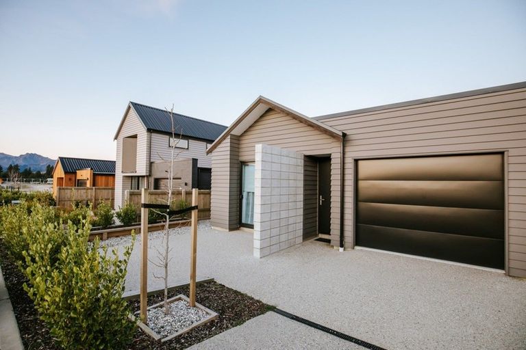 Photo of property in 4 Matakanui Lane, Wanaka, 9305