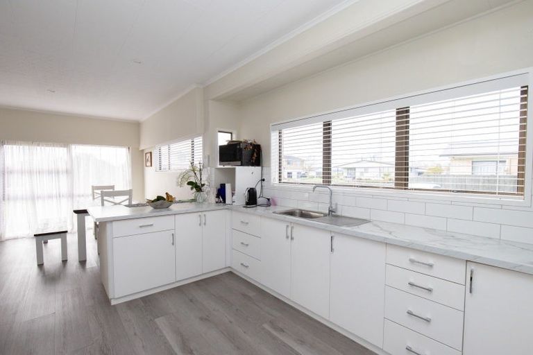 Photo of property in 2 Mcquarrie Place, Ngatea, 3503