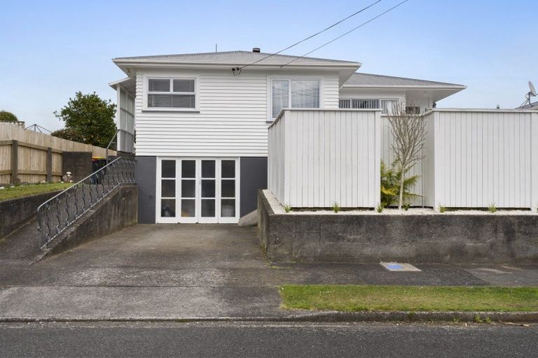 Photo of property in 3 Blenheim Place, Vogeltown, New Plymouth, 4310